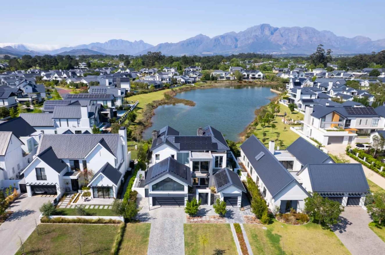 ERF 1535 — aerial view of the home and surrounding neighbourhood