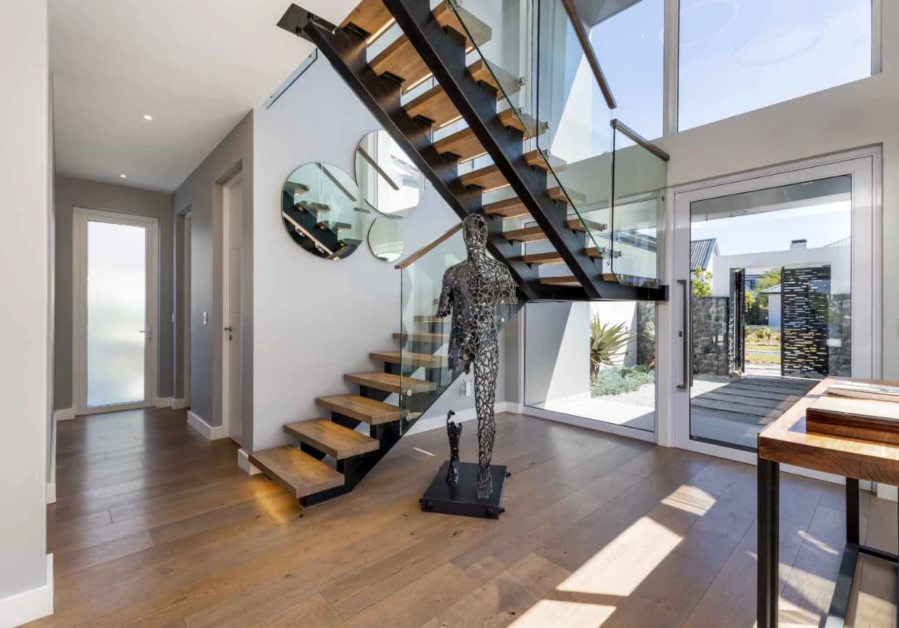 ERF 1535 — entrance hall and open stair