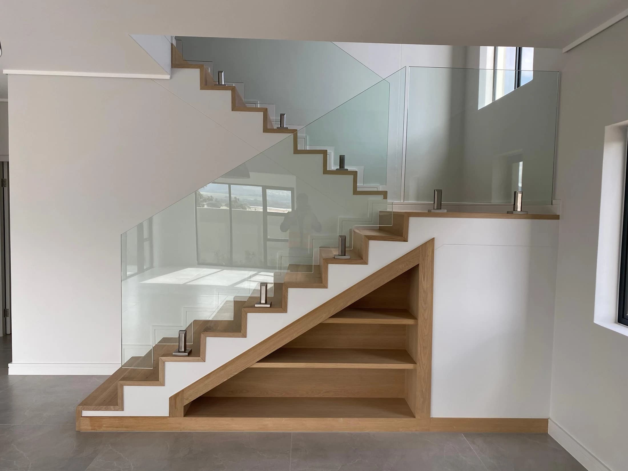 Longlands 362 — open stair with glass balustrade