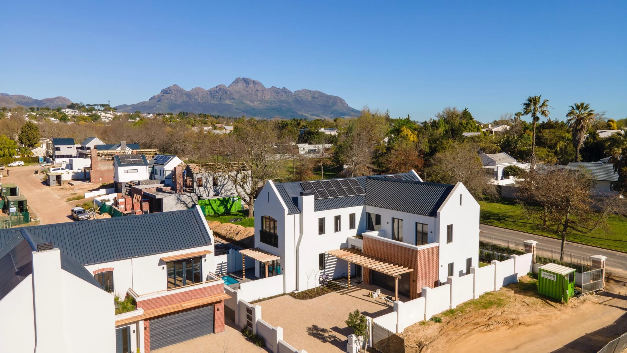 Welgegund 4 — aerial view of the home and its surroundings