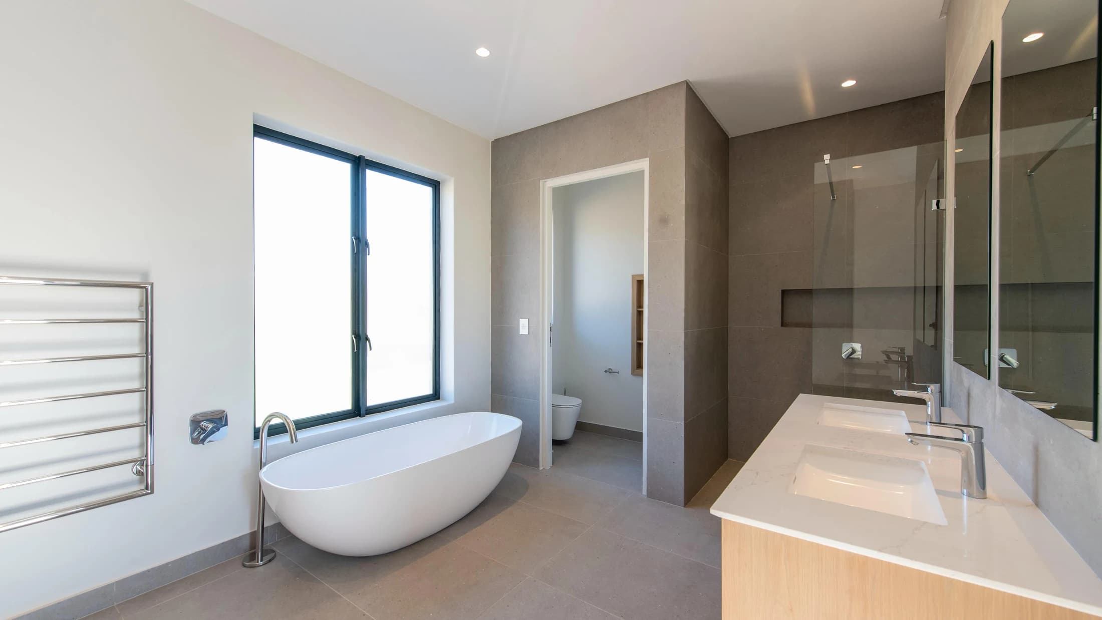 Welgegund 4 — bathroom with a freestanding bath
